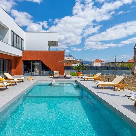 Seven Hearts With Heated Pool And Private Basketball Playground Near Split Villa *
