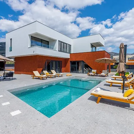 Seven Hearts With Heated Pool And Private Basketball Playground Near Split Villa Kastela