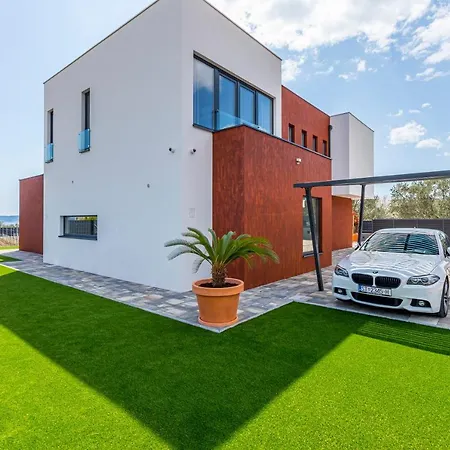 Villa Seven Hearts With Heated Pool And Private Basketball Playground Near Split