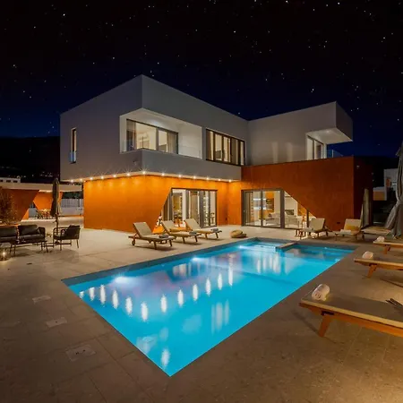 Seven Hearts With Heated Pool And Private Basketball Playground Near Split * Kastela