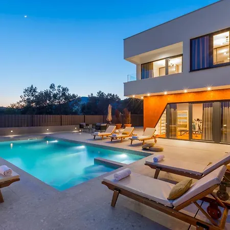 Villa Seven Hearts With Heated Pool And Private Basketball Playground Near Split