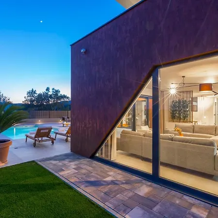 Seven Hearts With Heated Pool And Private Basketball Playground Near Split