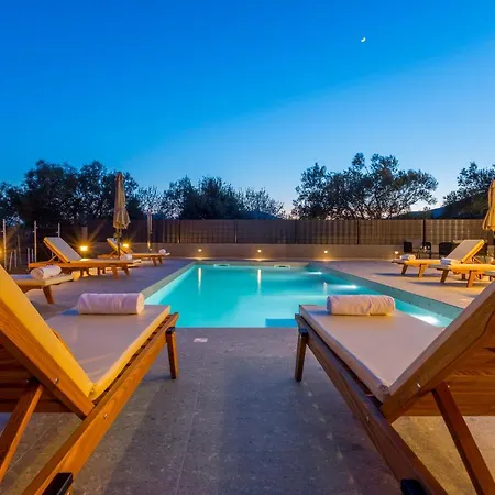 Seven Hearts With Heated Pool And Private Basketball Playground Near Split Villa *
