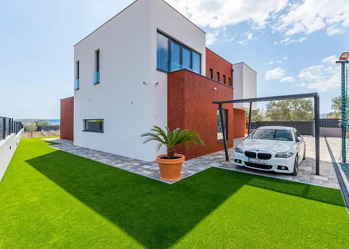 Villa Seven Hearts With Heated Pool And Basketball Court Near Split