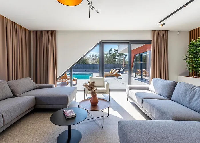 Villa Seven Hearts With Heated Pool And Basketball Court Near Split