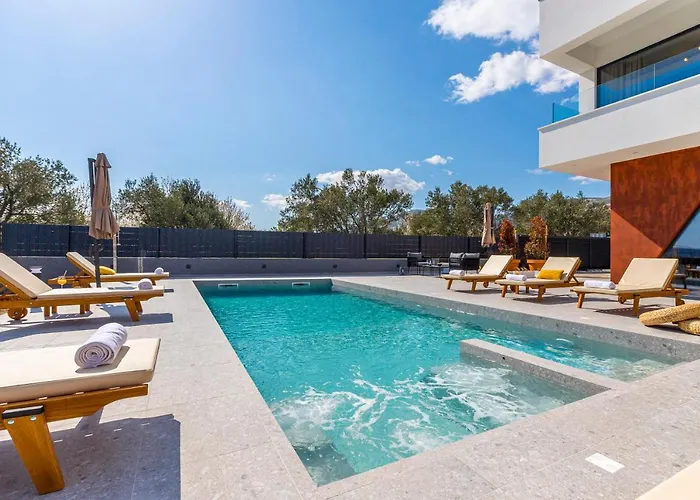 Seven Hearts With Heated Pool And Basketball Court Near Split Villa *