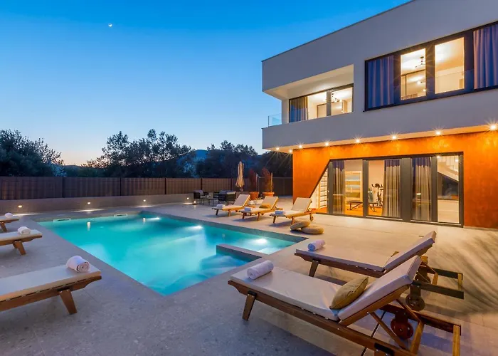 Villa Seven Hearts With Heated Pool And Basketball Court Near Split