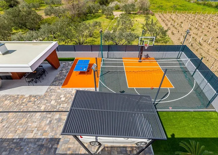 Villa Seven Hearts With Heated Pool And Basketball Court Near Split